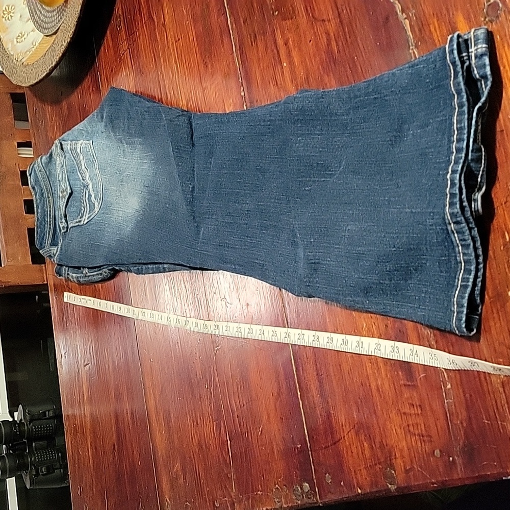 Curvey boot cut distress Jeans. 5 pockets. Zip. Like new. Button pockets in back - Picture 4 of 11